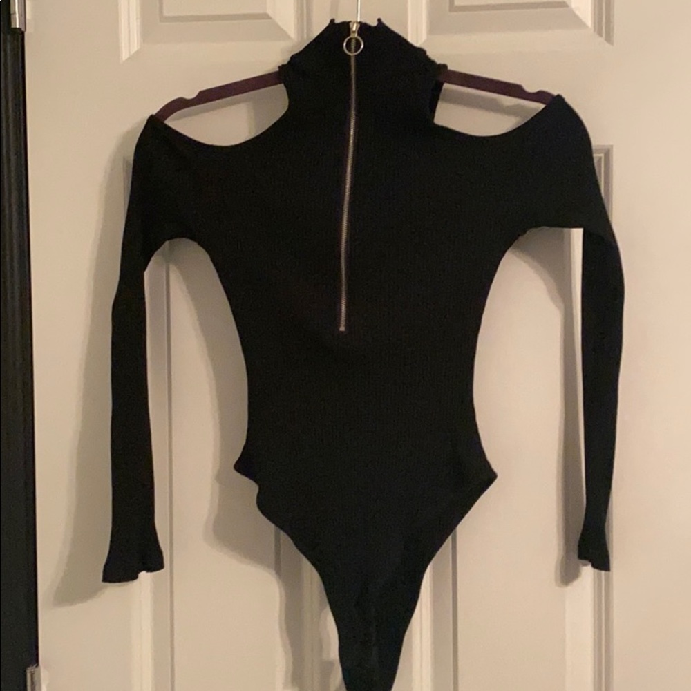 cold-shoulder zip up neck bodysuit ッ
